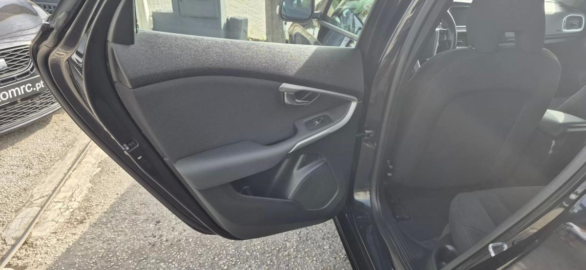 volvo-v40-2015-diesel-1560cc