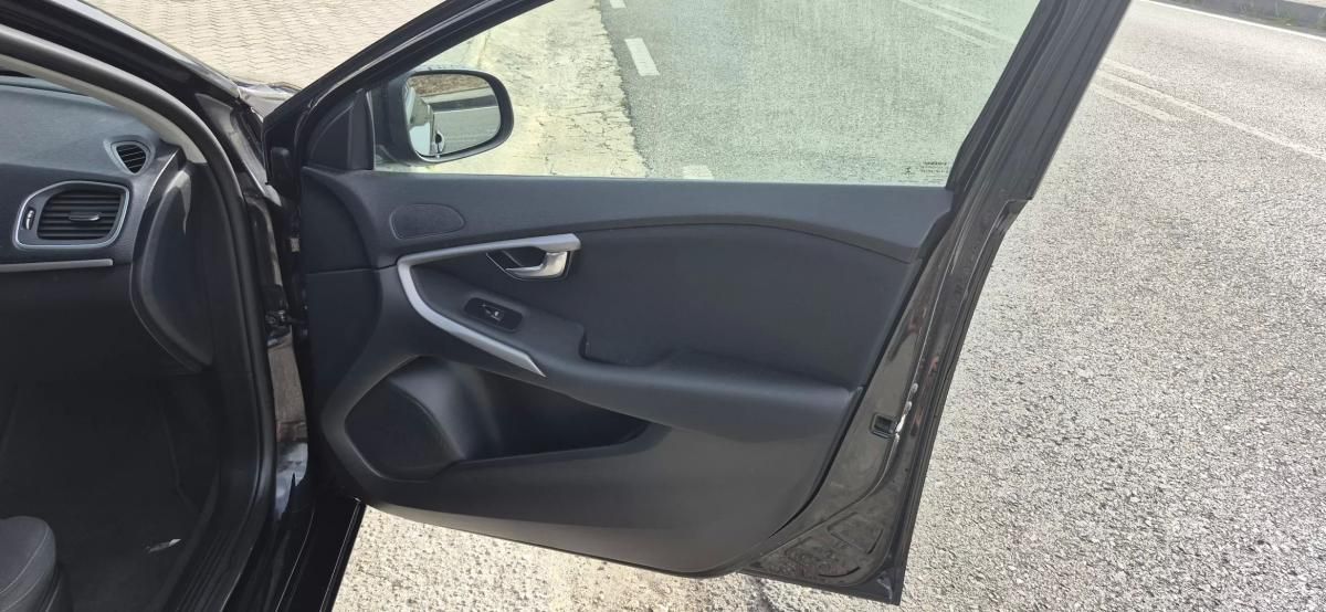 volvo-v40-2015-diesel-1560cc