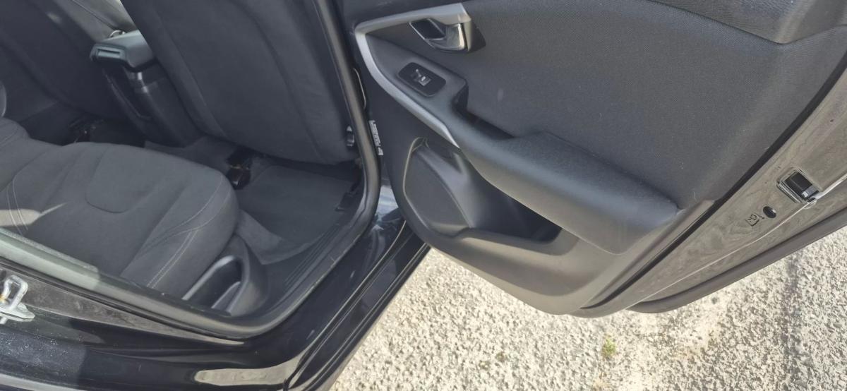 volvo-v40-2015-diesel-1560cc
