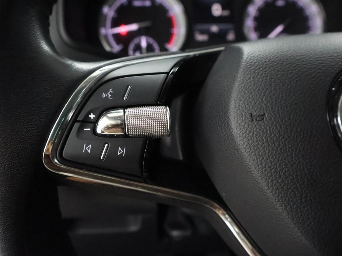 skoda-karoq-2023-gasolina-999cc