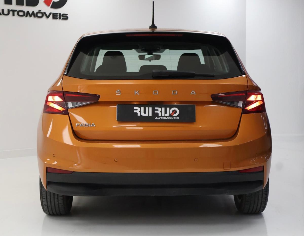 skoda-fabia-2023-gasolina-999cc