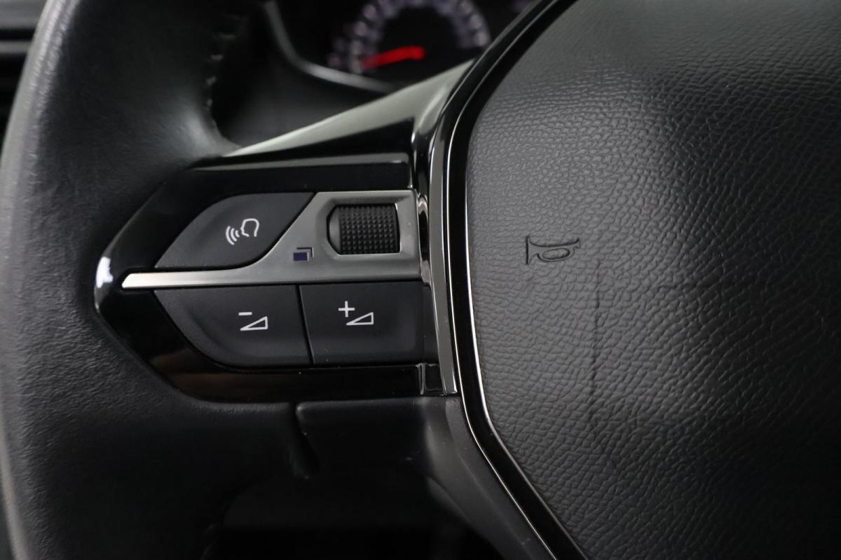 peugeot-208-2022-gasolina-1199cc