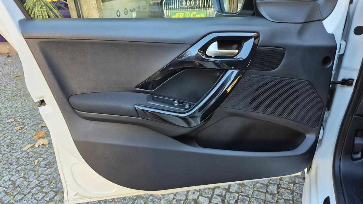peugeot-208-1-2-vti-2017-gasolina-1199cc
