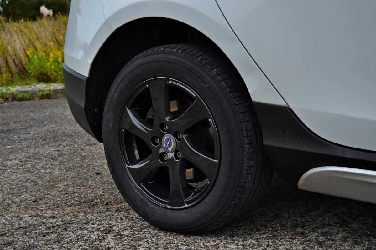 volvo-v40-cross-country-2015-diesel-1600cc