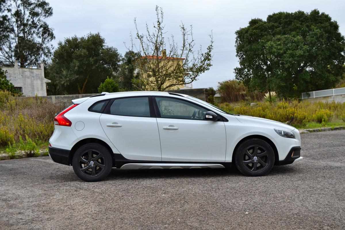 volvo-v40-cross-country-2015-diesel-1600cc