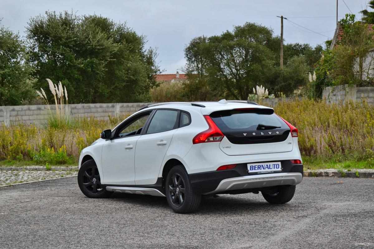 volvo-v40-cross-country-2015-diesel-1600cc