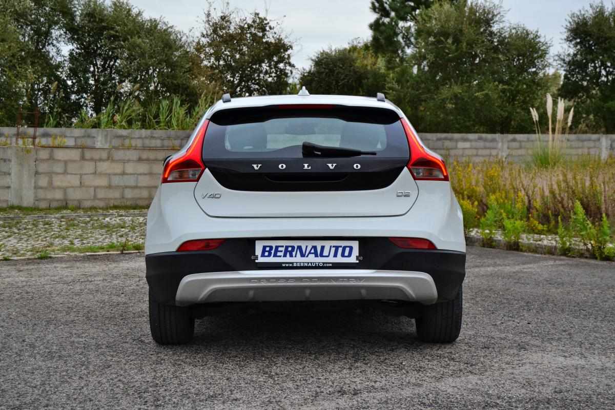 volvo-v40-cross-country-2015-diesel-1600cc