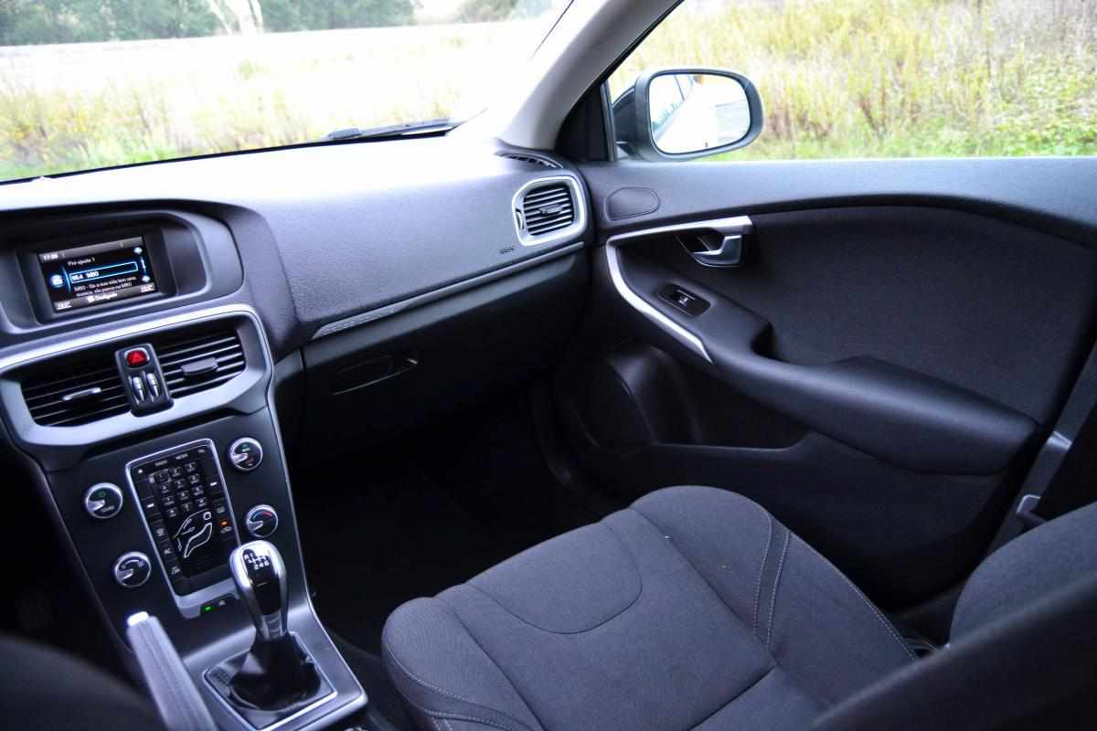 volvo-v40-cross-country-2015-diesel-1600cc