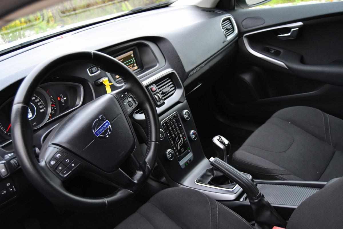 volvo-v40-cross-country-2015-diesel-1600cc