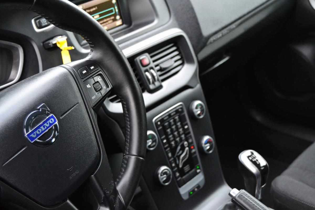volvo-v40-cross-country-2015-diesel-1600cc