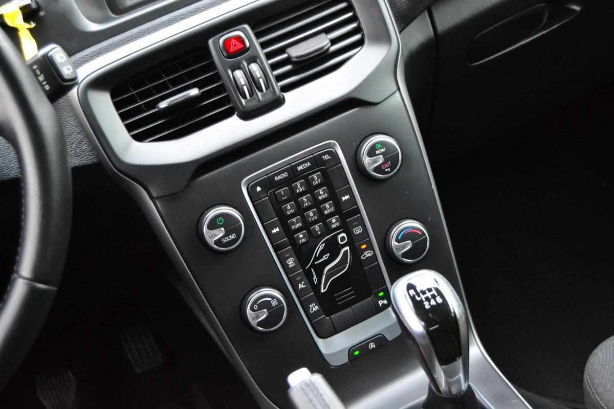 volvo-v40-cross-country-2015-diesel-1600cc