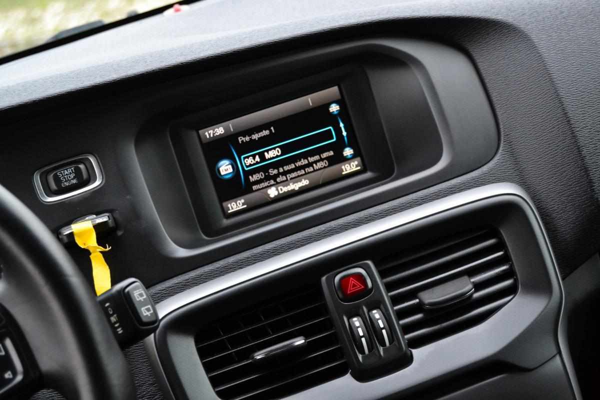 volvo-v40-cross-country-2015-diesel-1600cc
