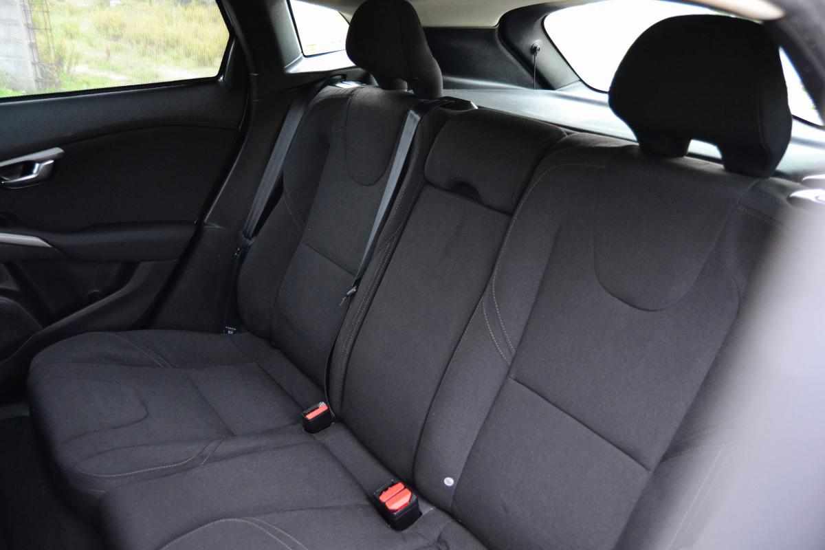 volvo-v40-cross-country-2015-diesel-1600cc
