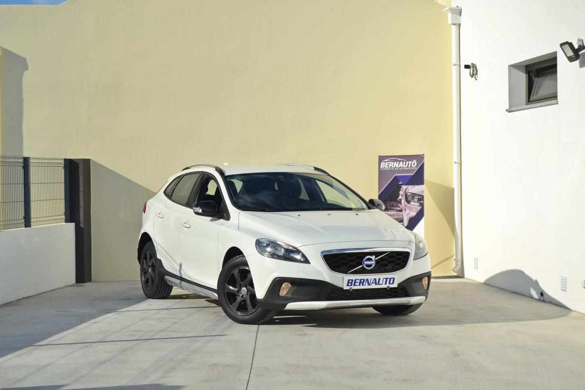 volvo-v40-cross-country-2015-diesel-1600cc