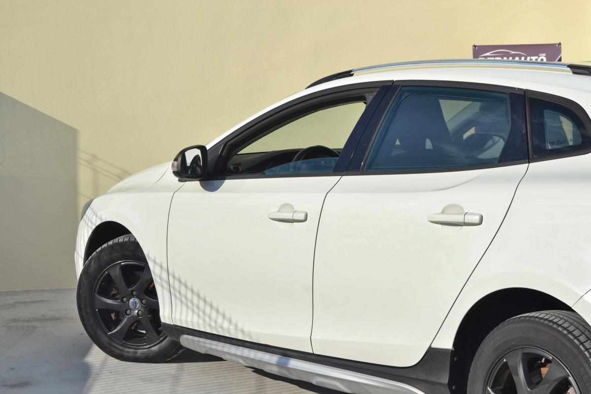 volvo-v40-cross-country-2015-diesel-1600cc