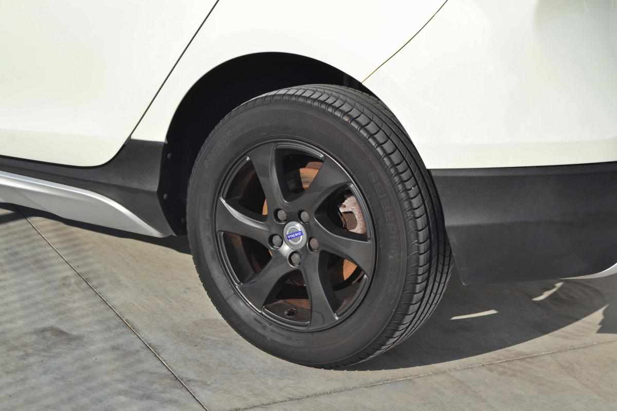 volvo-v40-cross-country-2015-diesel-1600cc