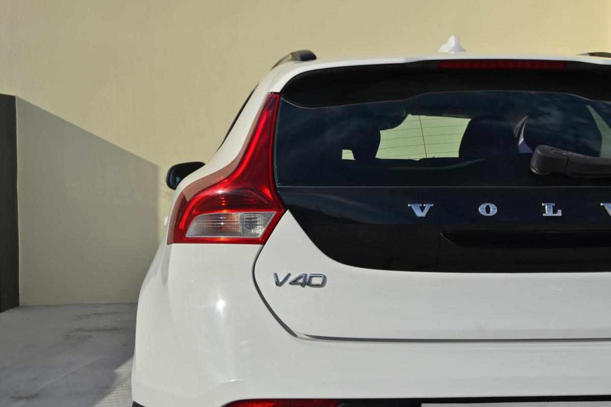 volvo-v40-cross-country-2015-diesel-1600cc
