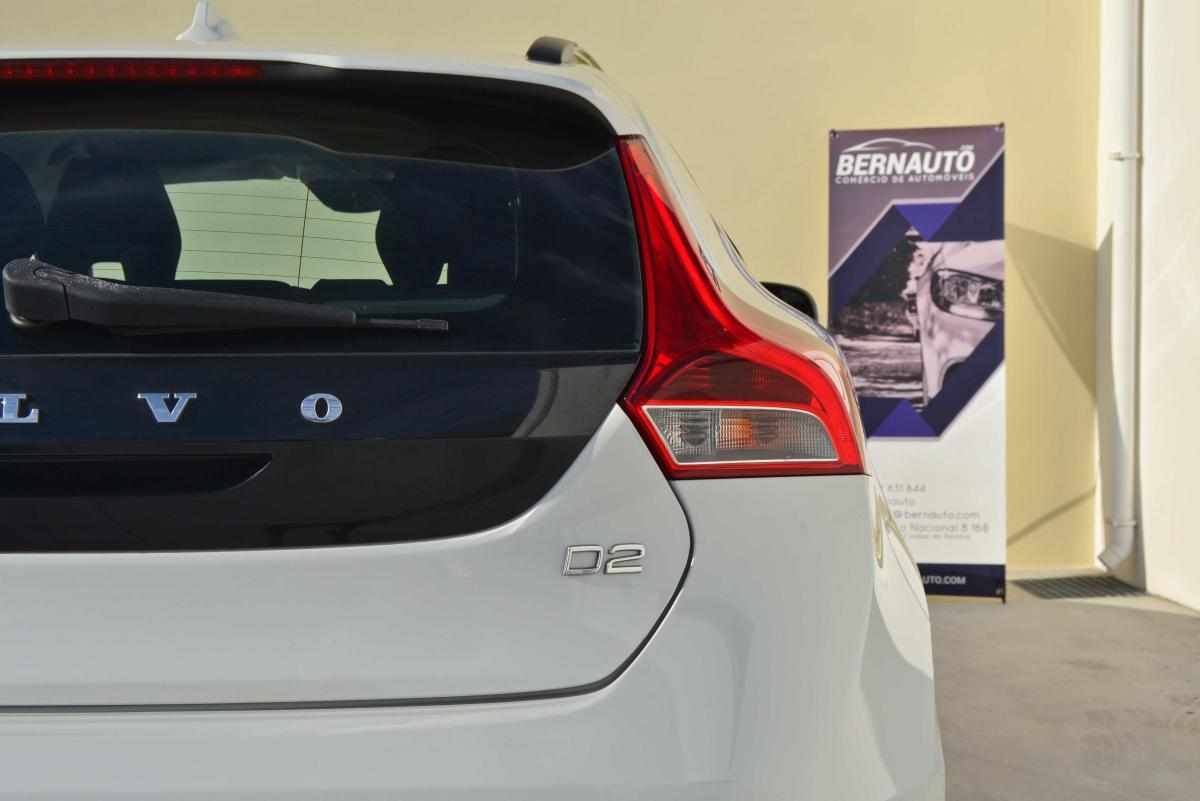 volvo-v40-cross-country-2015-diesel-1600cc