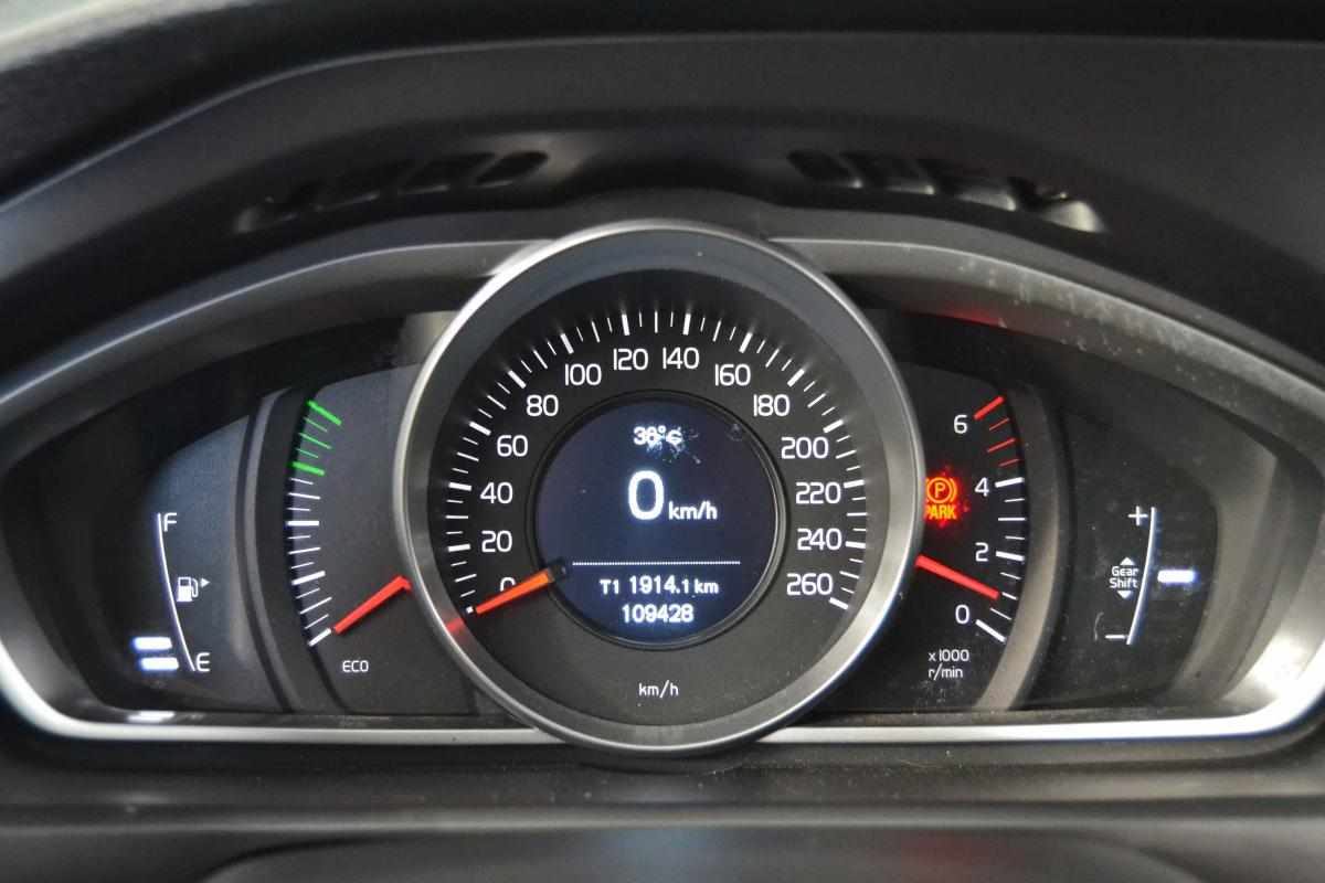 volvo-v40-cross-country-2015-diesel-1600cc