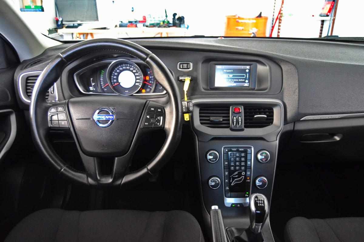 volvo-v40-cross-country-2015-diesel-1600cc