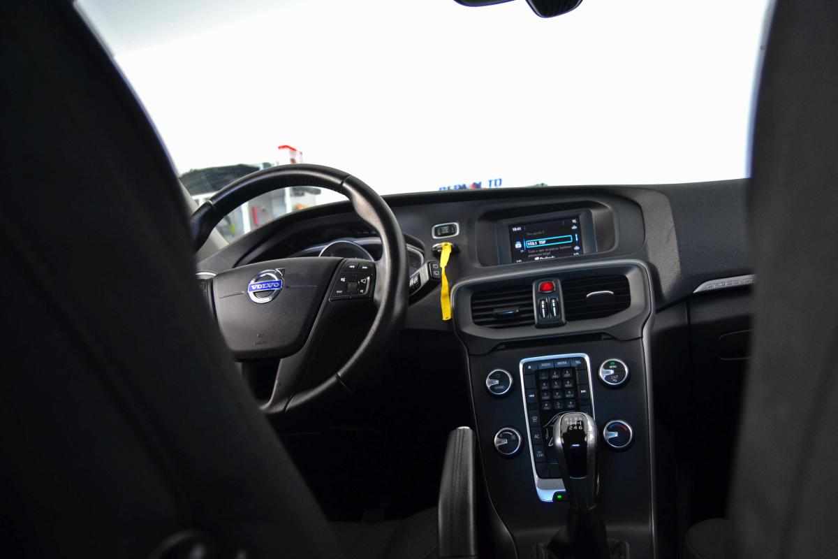volvo-v40-cross-country-2015-diesel-1600cc