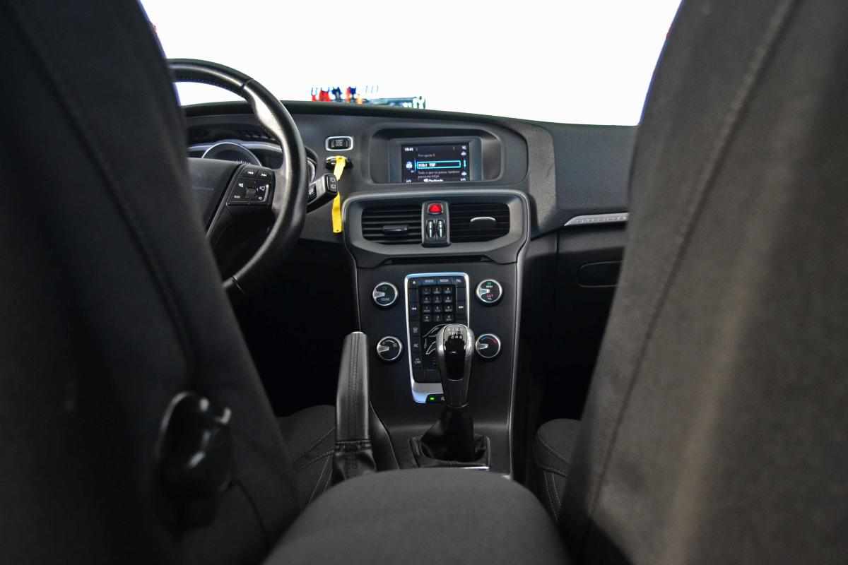 volvo-v40-cross-country-2015-diesel-1600cc