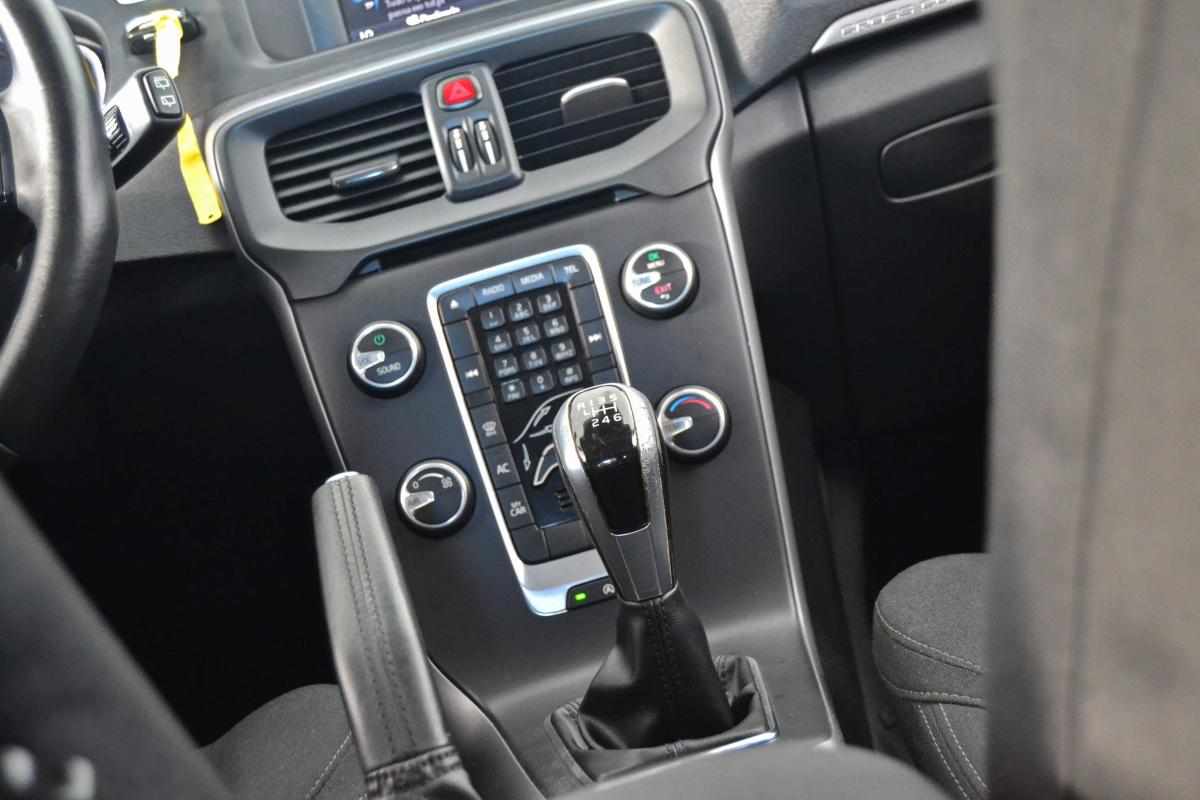 volvo-v40-cross-country-2015-diesel-1600cc