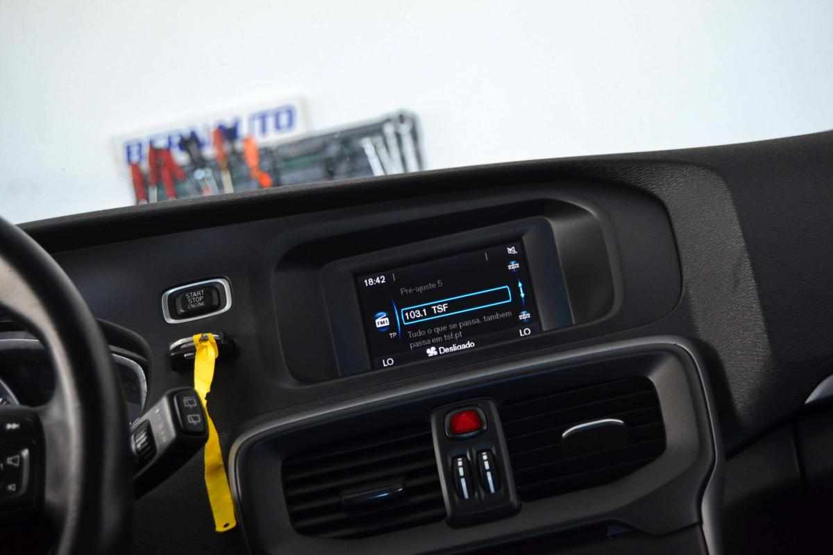 volvo-v40-cross-country-2015-diesel-1600cc