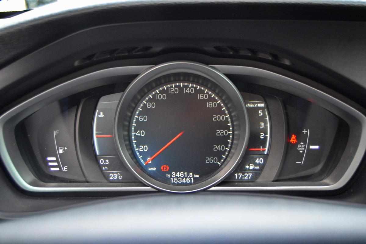 volvo-v40-2016-diesel-2000cc