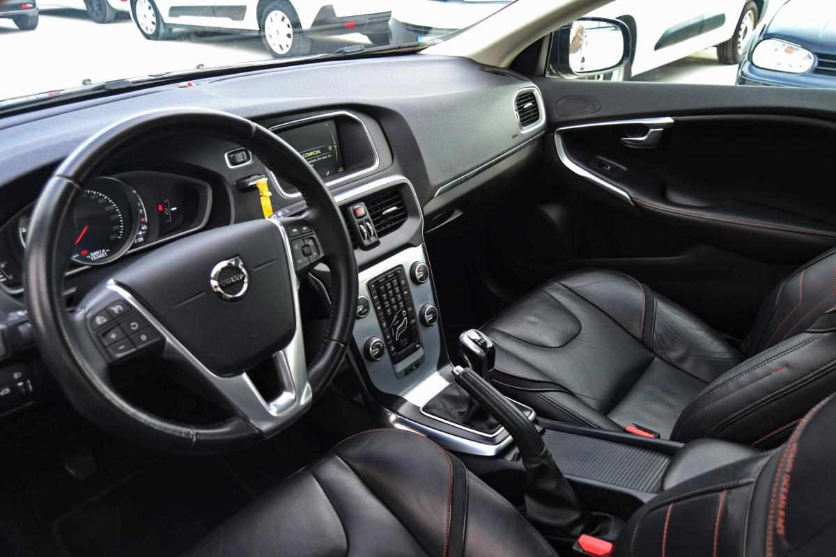 volvo-v40-2016-diesel-2000cc