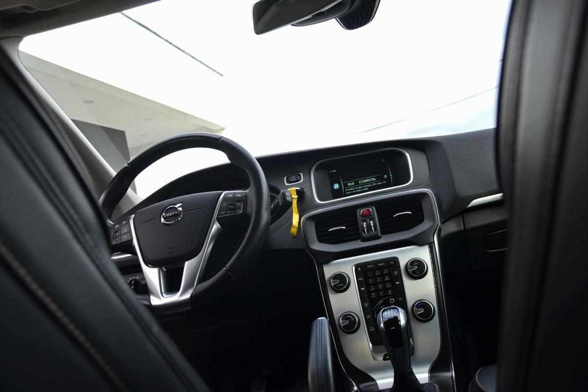 volvo-v40-2016-diesel-2000cc