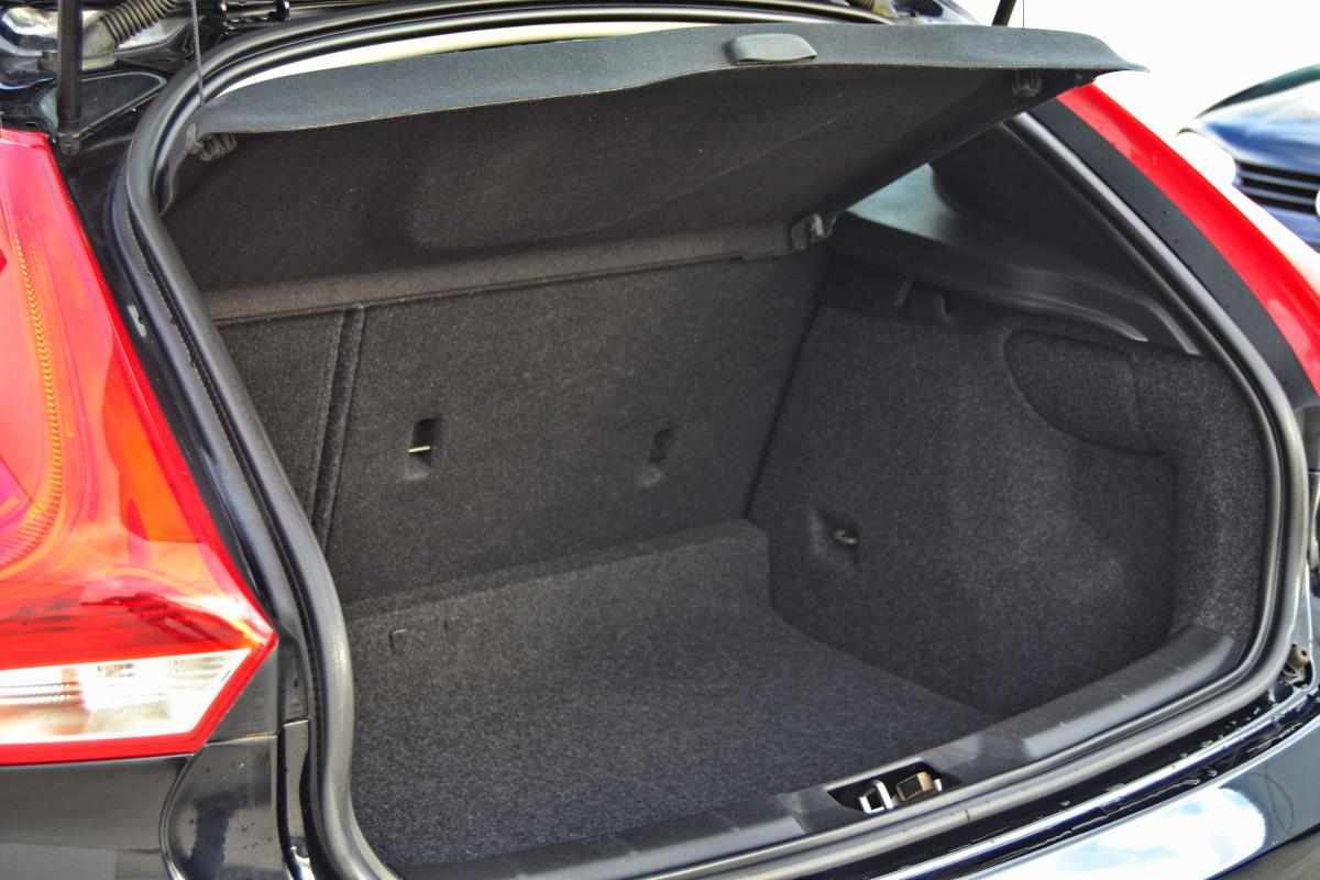 volvo-v40-2016-diesel-2000cc