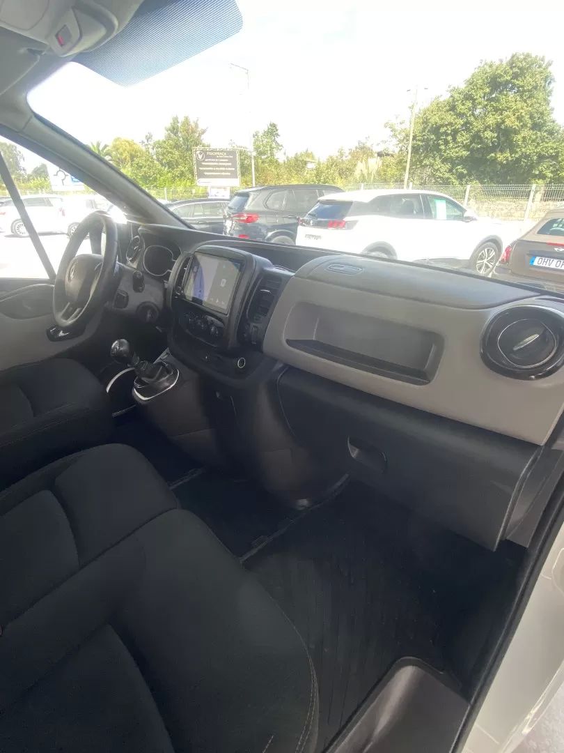 renault-trafic-2023-diesel-1598cc