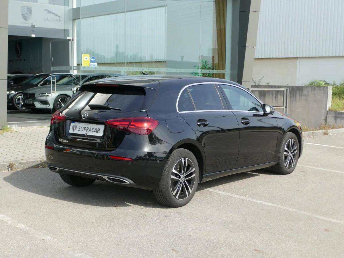 mercedes-benz-classe-a-2023-hibrido-a-gasolina-1332cc