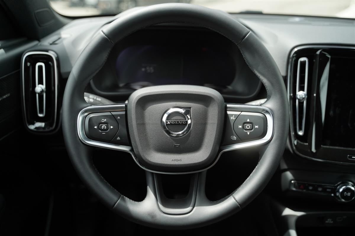volvo-ex40-2025-eletrico-500cc