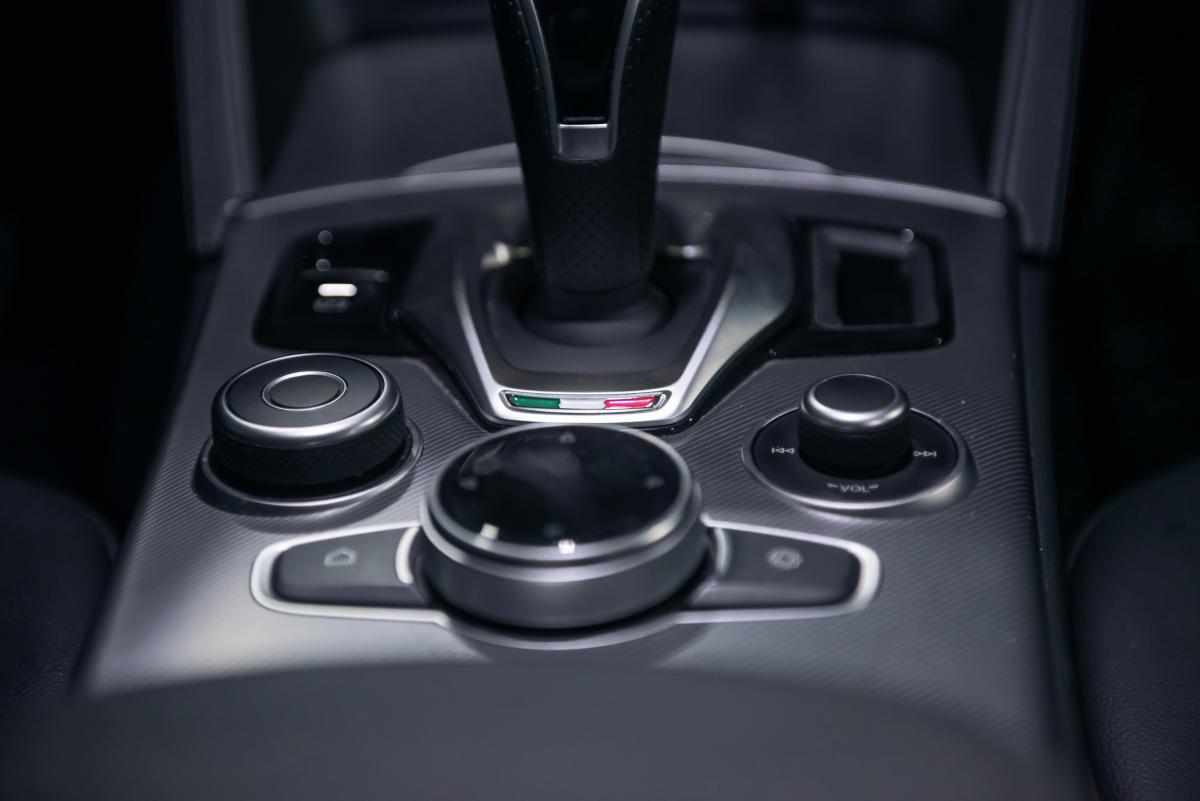 alfa-romeo-stelvio-2-2-jtdm-2022-diesel-2143cc