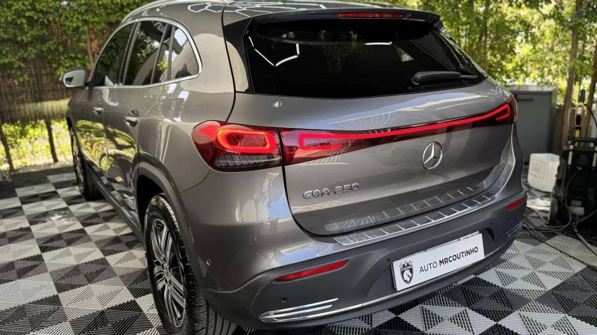 mercedes-benz-eqa-2022-eletrico-200cc