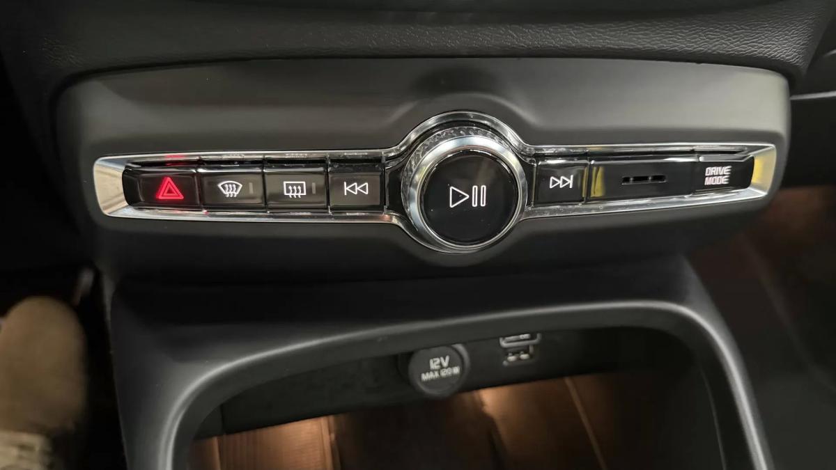 volvo-xc40-2023-hibrido-1477cc