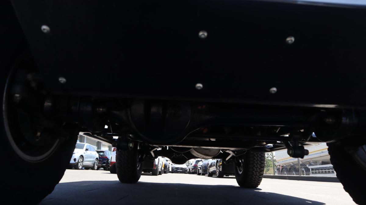 land-rover-defender-2011-diesel-2402cc