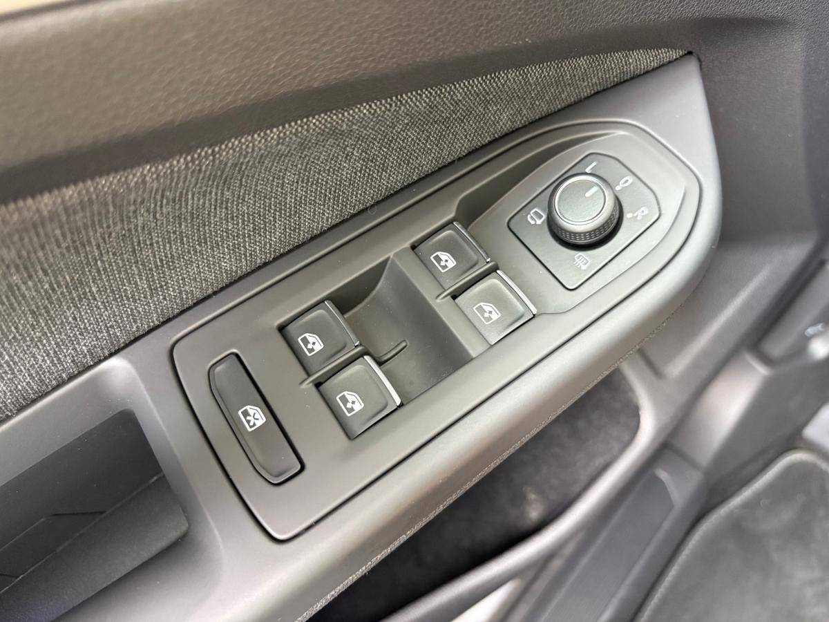 volkswagen-golf-variant-2023-diesel-1968cc