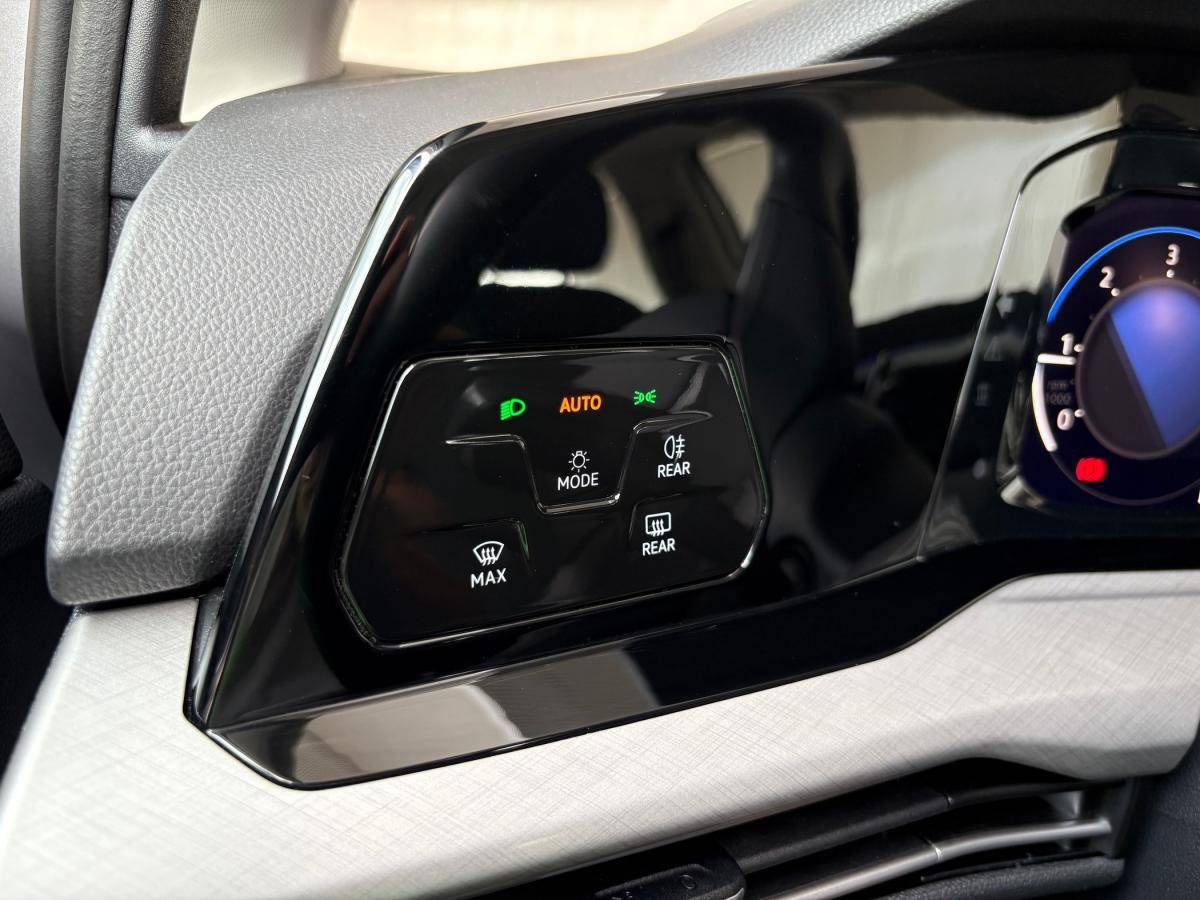 volkswagen-golf-variant-2023-diesel-1968cc