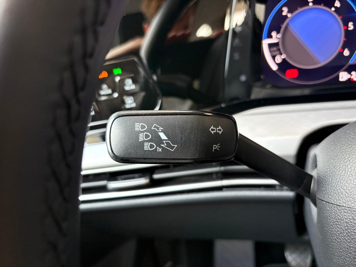 volkswagen-golf-variant-2023-diesel-1968cc