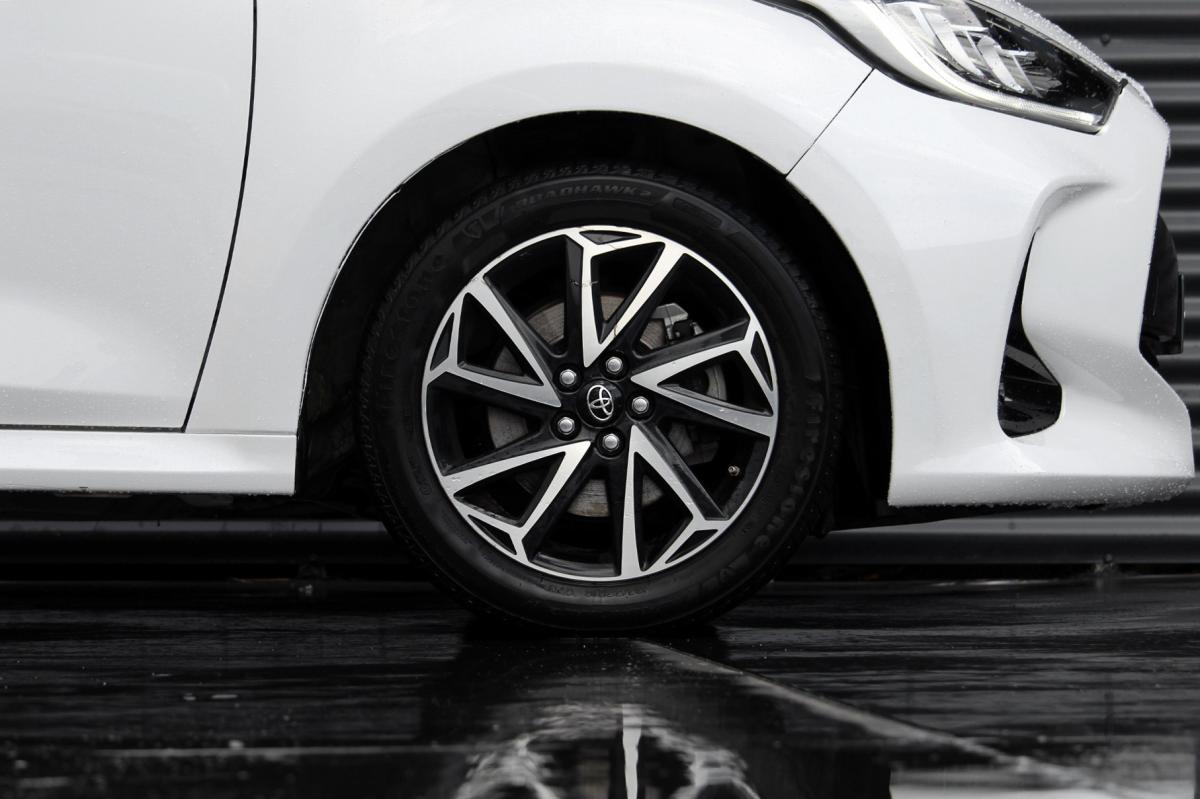 toyota-yaris-2022-hibrido-a-gasolina-1490cc
