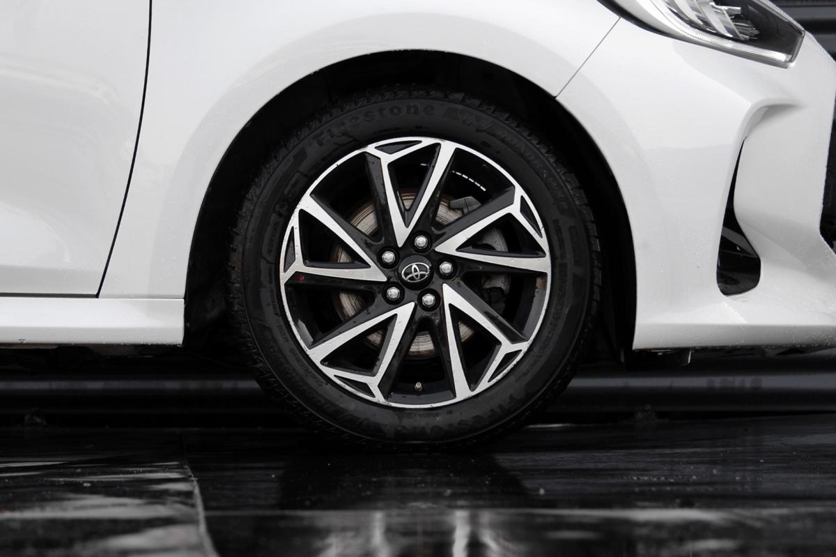 toyota-yaris-2022-hibrido-a-gasolina-1490cc