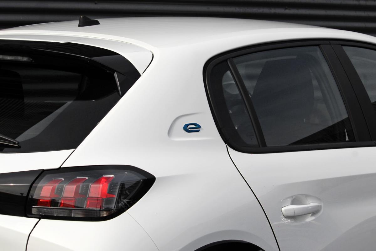 peugeot-208-2023-eletrico-500cc