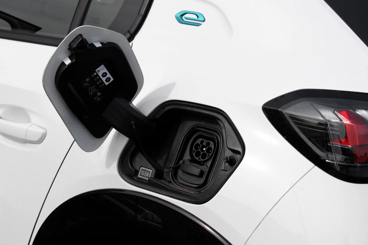peugeot-208-2023-eletrico-500cc