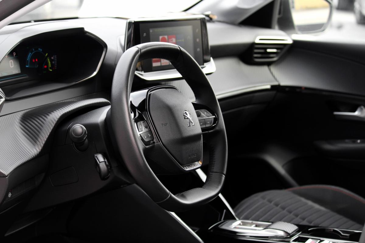 peugeot-208-2023-eletrico-500cc