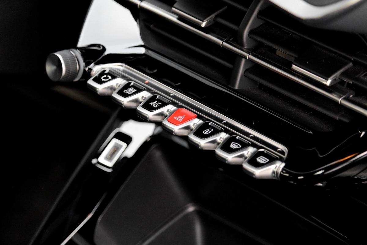 peugeot-208-2023-eletrico-500cc