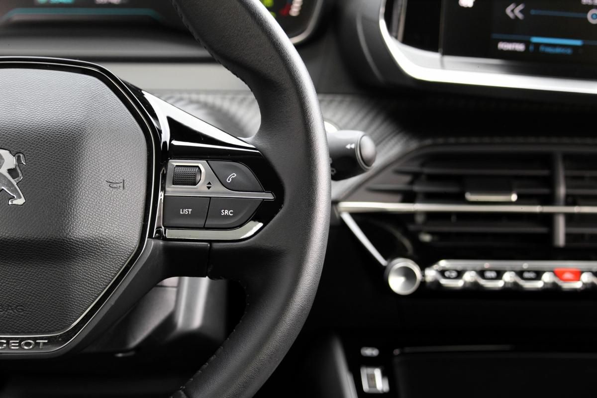 peugeot-208-2023-eletrico-500cc