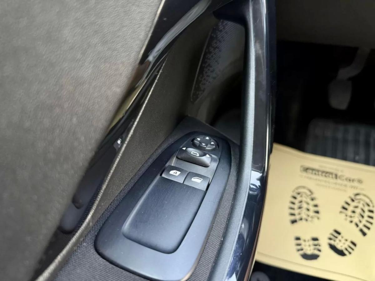 peugeot-208-2017-gasolina-1199cc